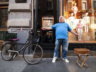 ...l� dove piazza uno sgabello con sopra un cestino per la frutta...